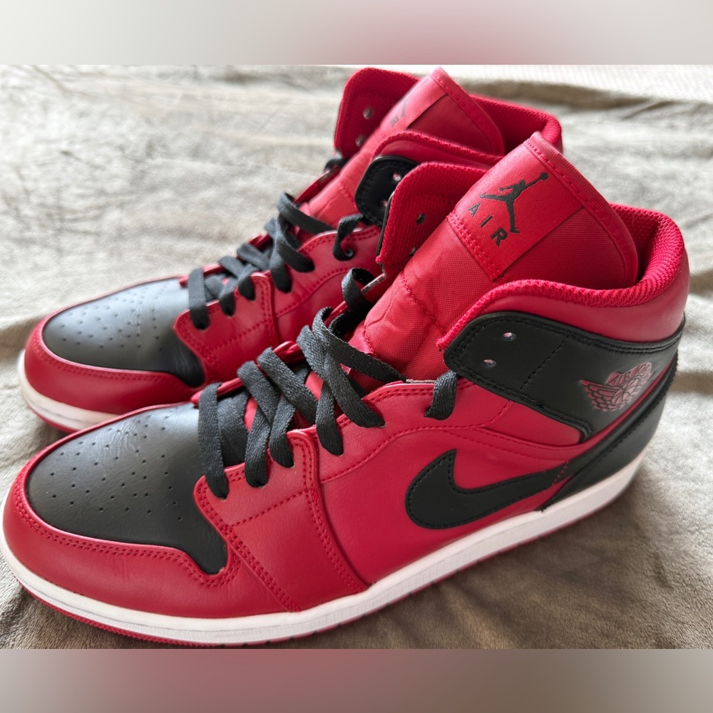 Air Jordan 1 mid sz 11 Banned “bred” 2021 with box